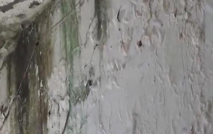 鄭州裝飾公司獲悉：重慶市民稱假期在家看瀑布，房屋漏水漏到懷疑人生