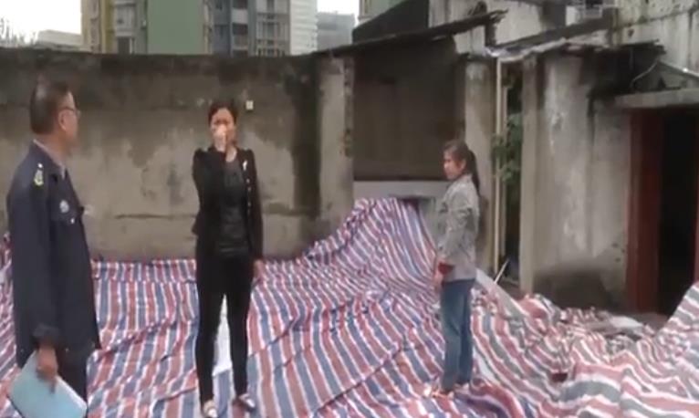 鄭州裝飾公司獲悉：重慶市民稱假期在家看瀑布，房屋漏水漏到懷疑人生