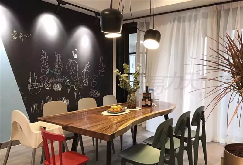 鄭州別墅裝修玩轉黑板墻，涂鴉、文藝兩相宜
